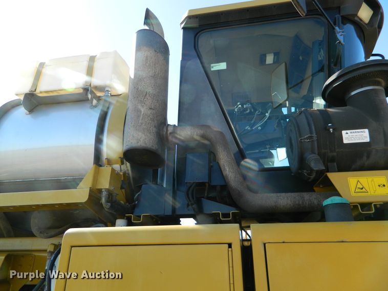 image for item DF4579 2004 Ag-Chem RoGator 864  sprayer