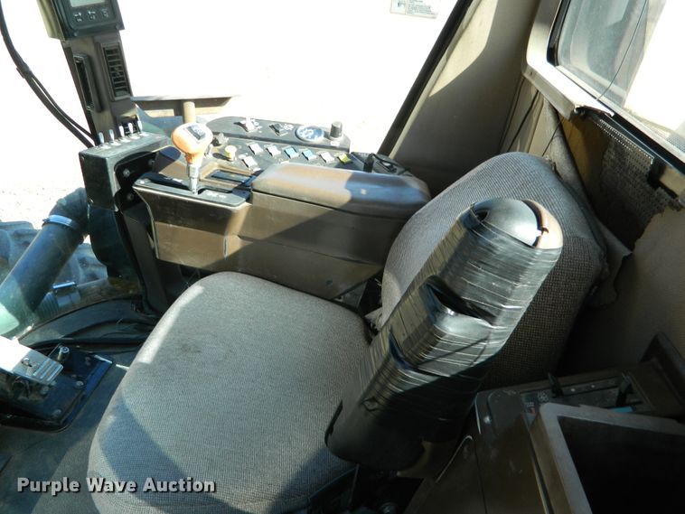 image for item DF4579 2004 Ag-Chem RoGator 864  sprayer