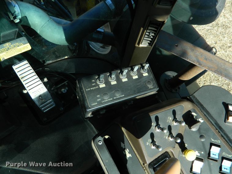 image for item DF4579 2004 Ag-Chem RoGator 864  sprayer