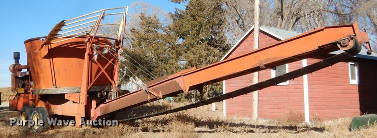 image for item DG4667 Farmland F903 bale processor