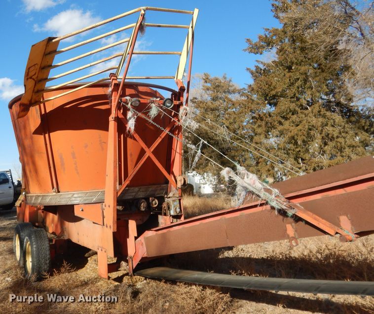 image for item DG4667 Farmland F903 bale processor