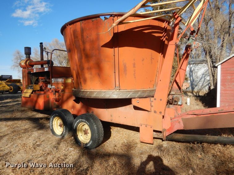 image for item DG4667 Farmland F903 bale processor