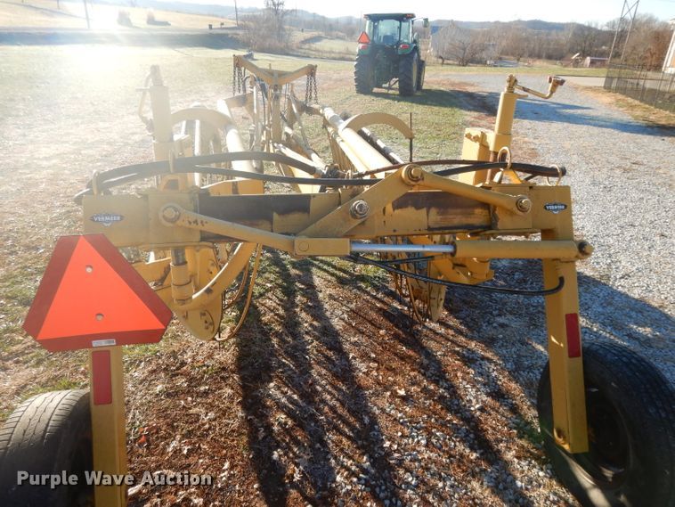 image for item DI8180 Vermeer R23 hay rake