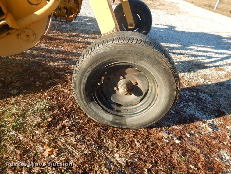 image for item DI8180 Vermeer R23 hay rake