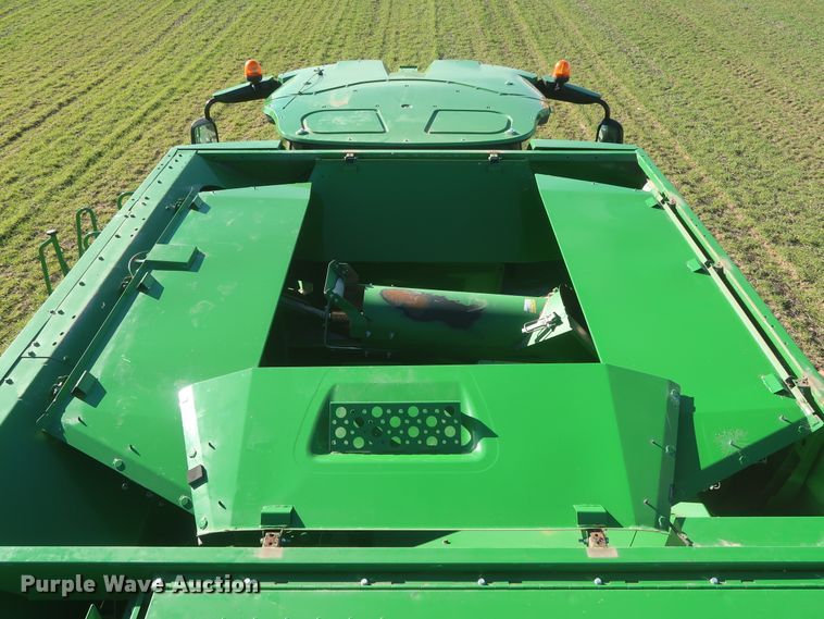 image for item DJ1821 2016 John Deere S670 STS  combine