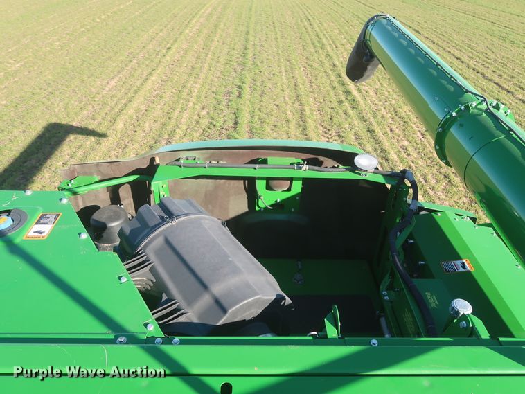 image for item DJ1821 2016 John Deere S670 STS  combine