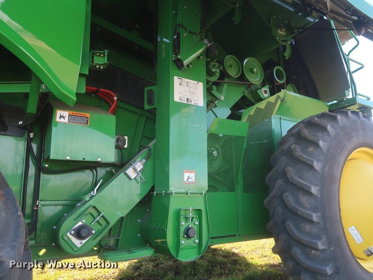 image for item DJ1822 2016 John Deere S670 STS  combine