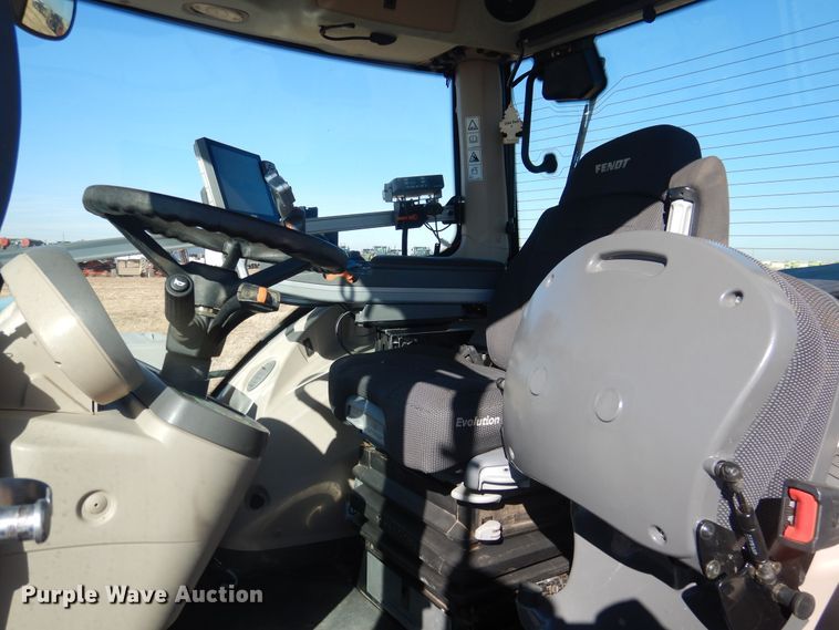 image for item DJ4800 2018 Fendt 933 Vario  MFWD tractor