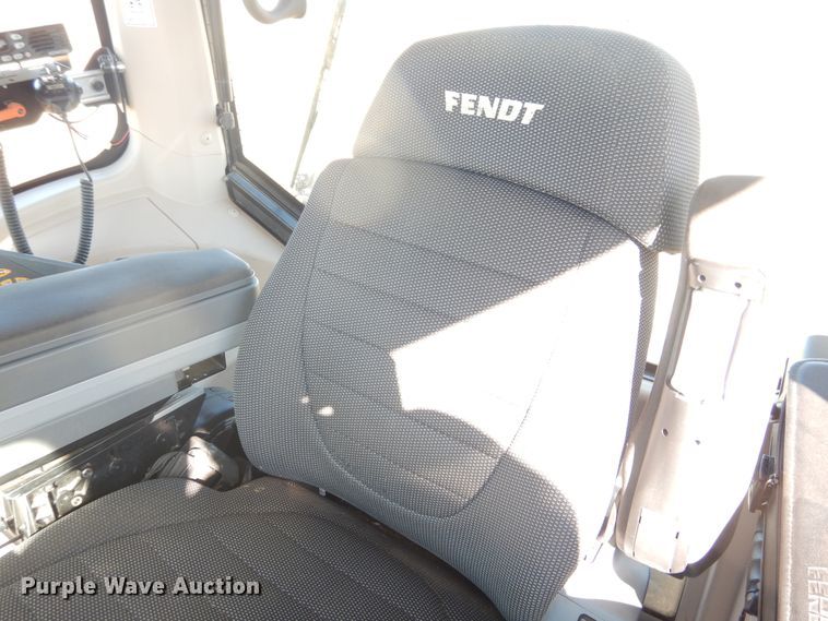 image for item DJ4800 2018 Fendt 933 Vario  MFWD tractor