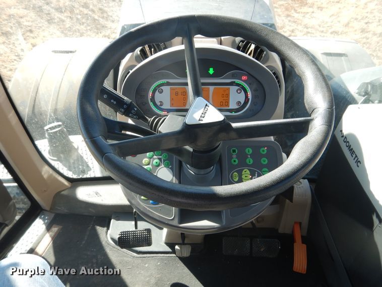 image for item DJ4800 2018 Fendt 933 Vario  MFWD tractor