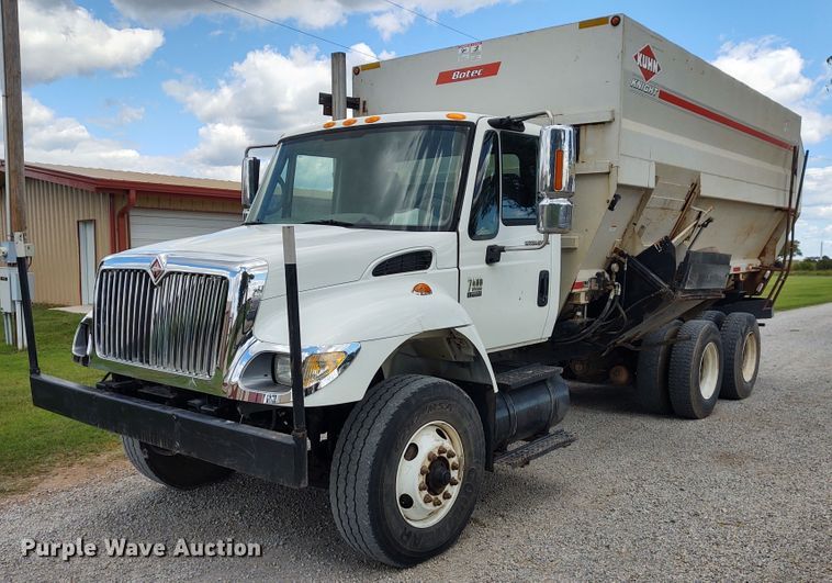 image for item EQ9442 2006 International 7400  feed mixer truck