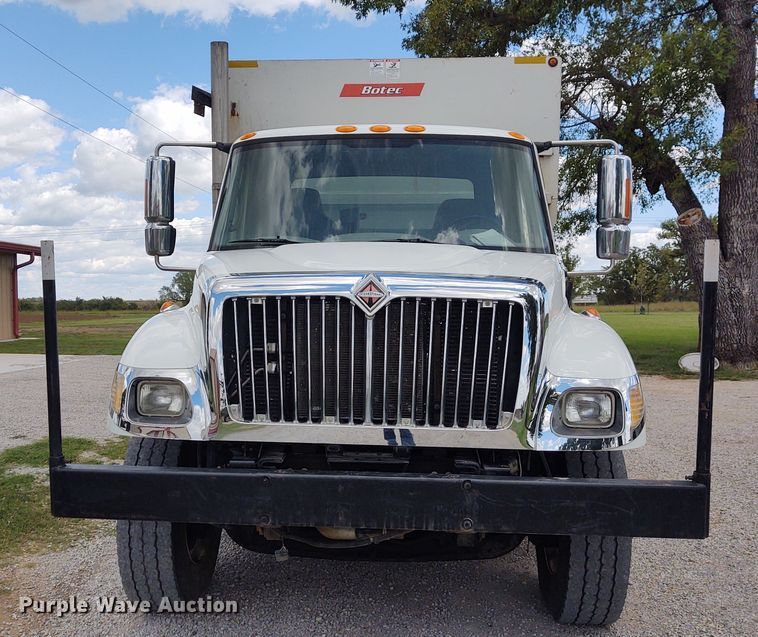 image for item EQ9442 2006 International 7400  feed mixer truck