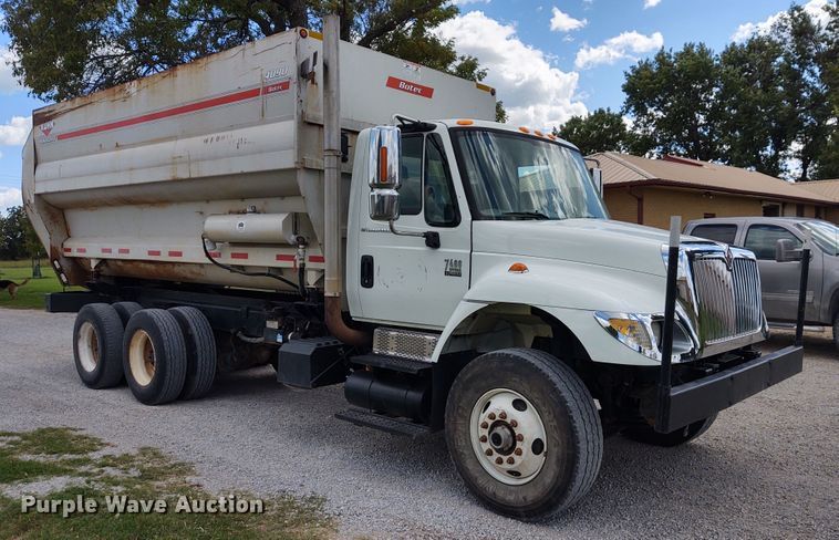 image for item EQ9442 2006 International 7400  feed mixer truck