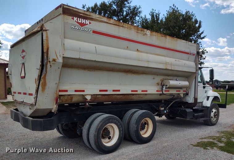 image for item EQ9442 2006 International 7400  feed mixer truck