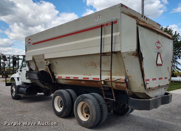 image for item EQ9442 2006 International 7400  feed mixer truck