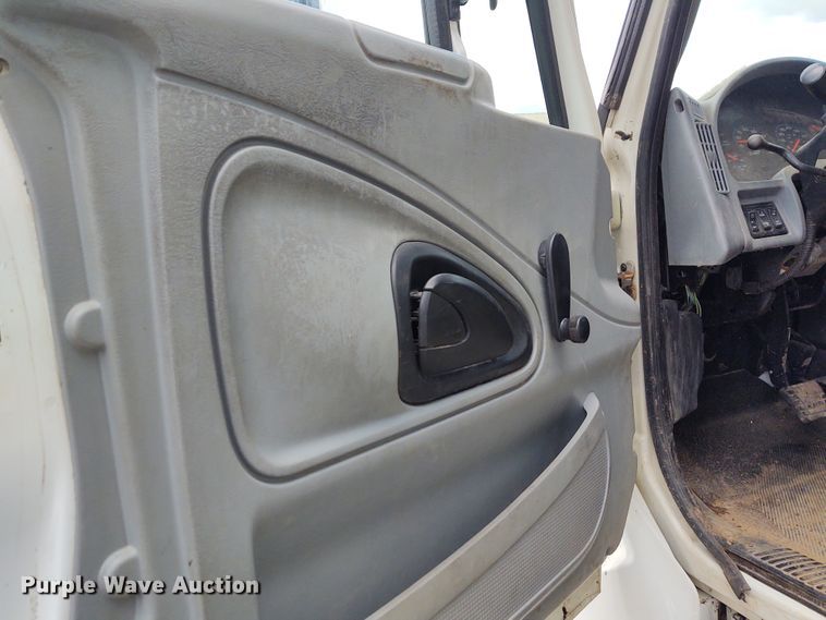 image for item EQ9442 2006 International 7400  feed mixer truck