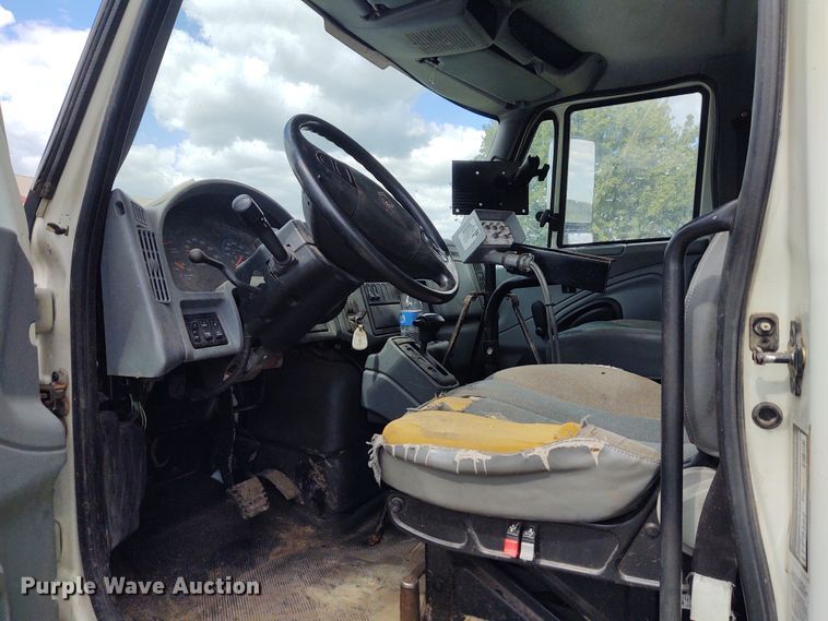 image for item EQ9442 2006 International 7400  feed mixer truck