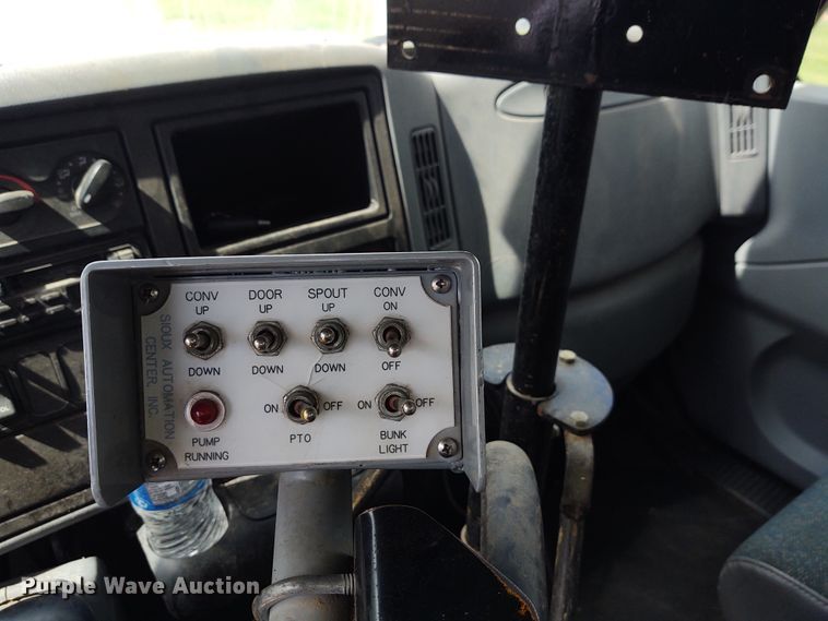 image for item EQ9442 2006 International 7400  feed mixer truck