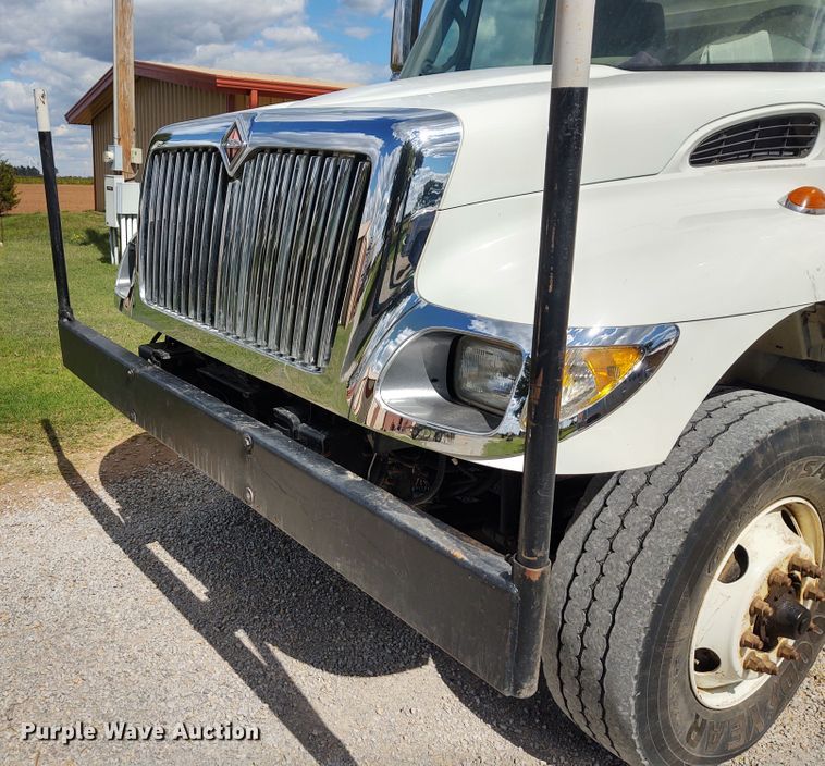 image for item EQ9442 2006 International 7400  feed mixer truck