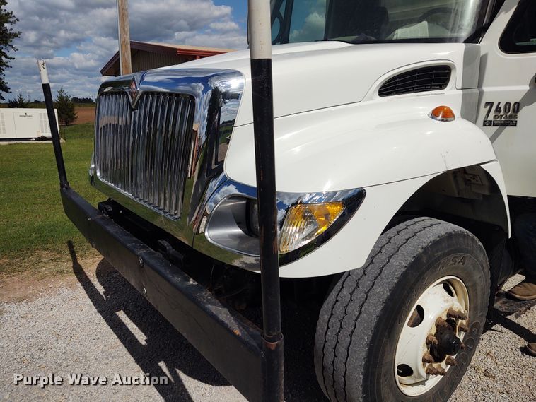 image for item EQ9442 2006 International 7400  feed mixer truck