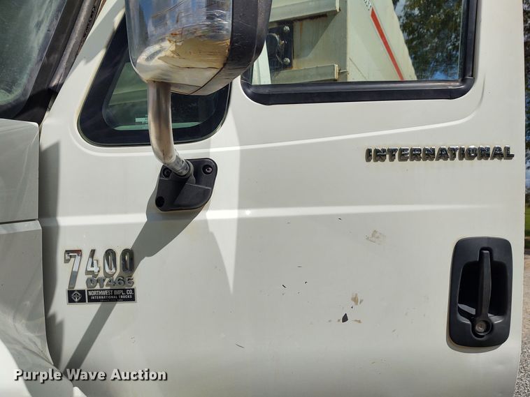 image for item EQ9442 2006 International 7400  feed mixer truck