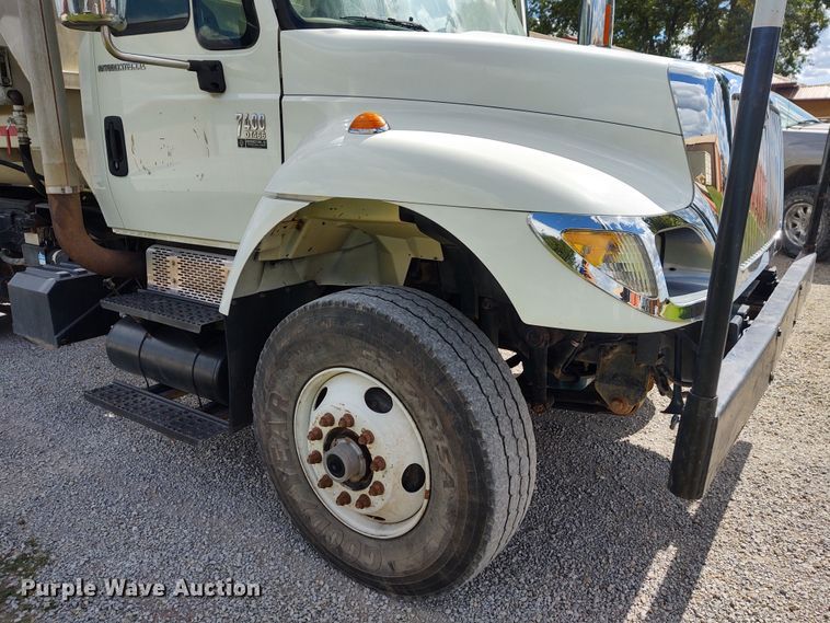 image for item EQ9442 2006 International 7400  feed mixer truck