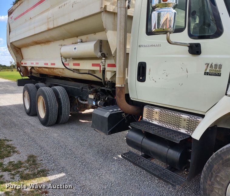 image for item EQ9442 2006 International 7400  feed mixer truck