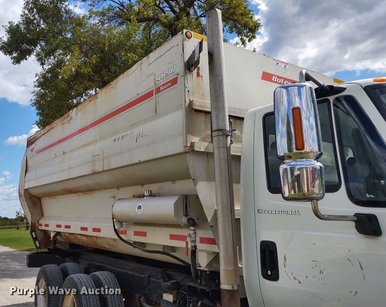 image for item EQ9442 2006 International 7400  feed mixer truck