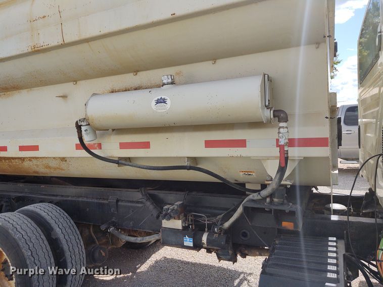 image for item EQ9442 2006 International 7400  feed mixer truck