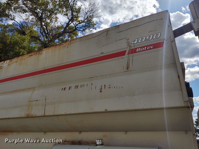 image for item EQ9442 2006 International 7400  feed mixer truck