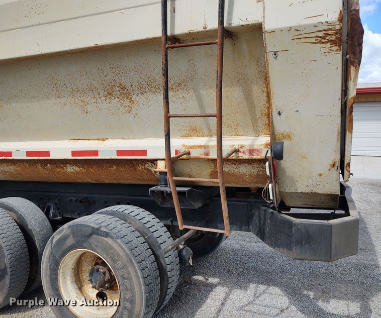 image for item EQ9442 2006 International 7400  feed mixer truck