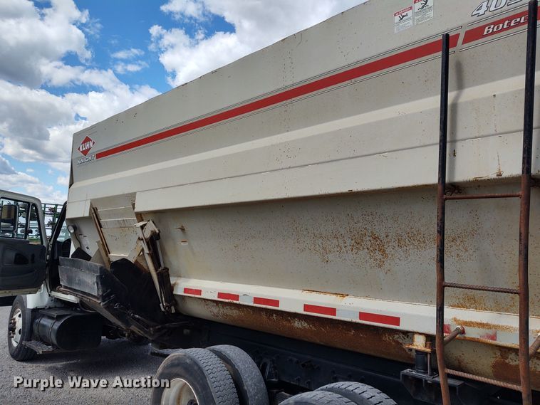 image for item EQ9442 2006 International 7400  feed mixer truck