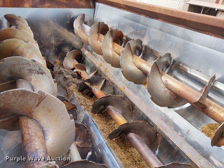 image for item EQ9442 2006 International 7400  feed mixer truck