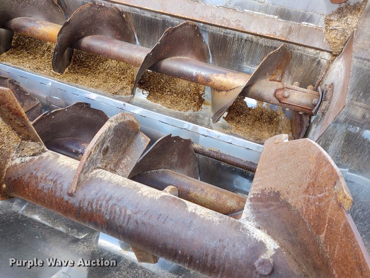 image for item EQ9442 2006 International 7400  feed mixer truck