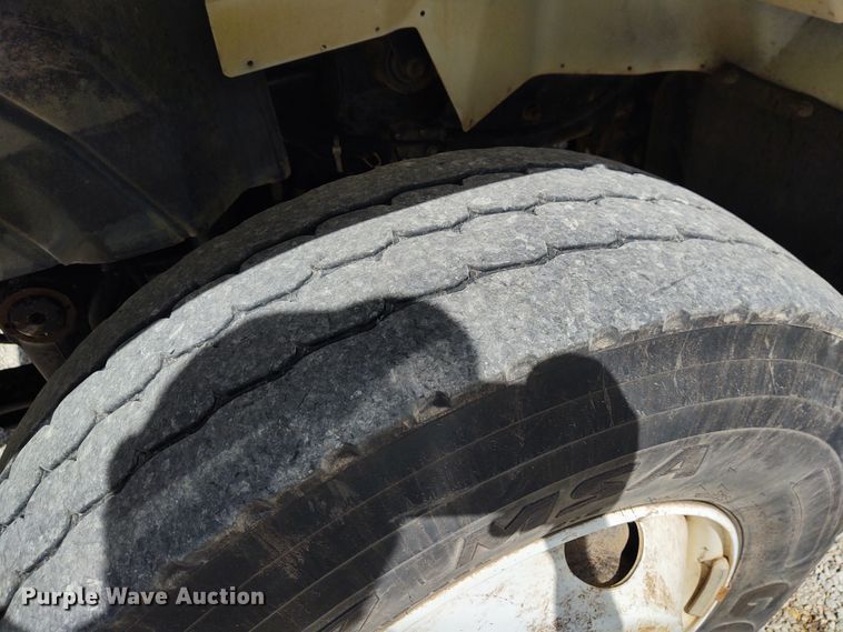 image for item EQ9442 2006 International 7400  feed mixer truck