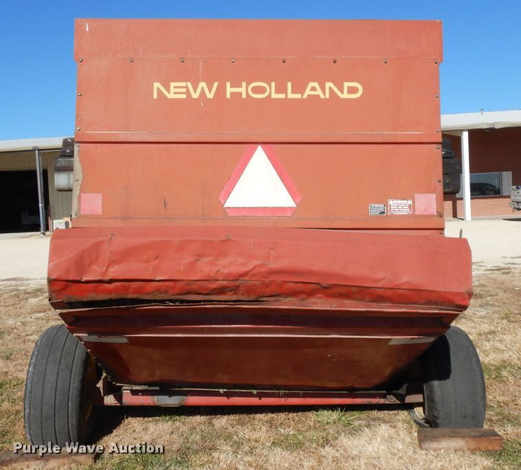 image for item EY9102 1990 New Holland 855  round baler