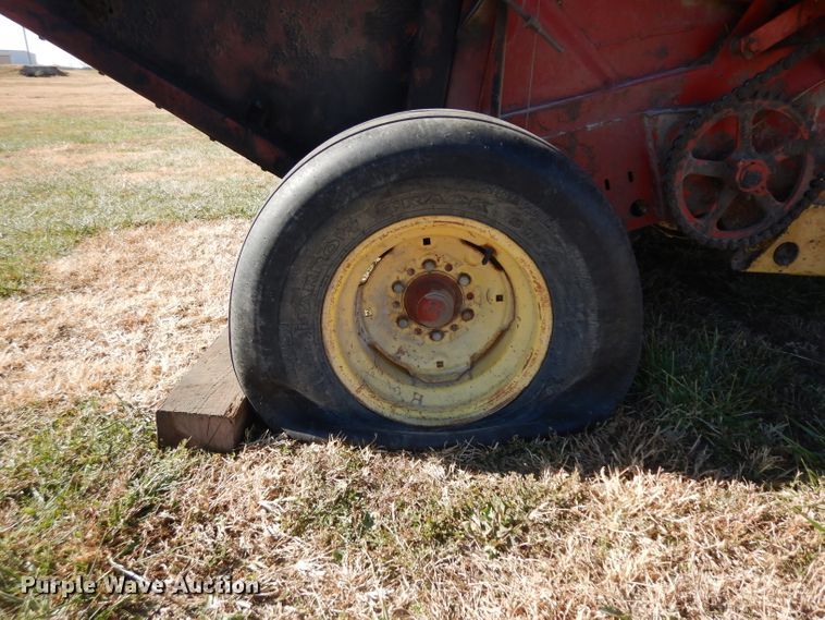 image for item EY9102 1990 New Holland 855  round baler