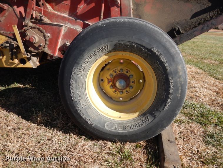 image for item EY9102 1990 New Holland 855  round baler