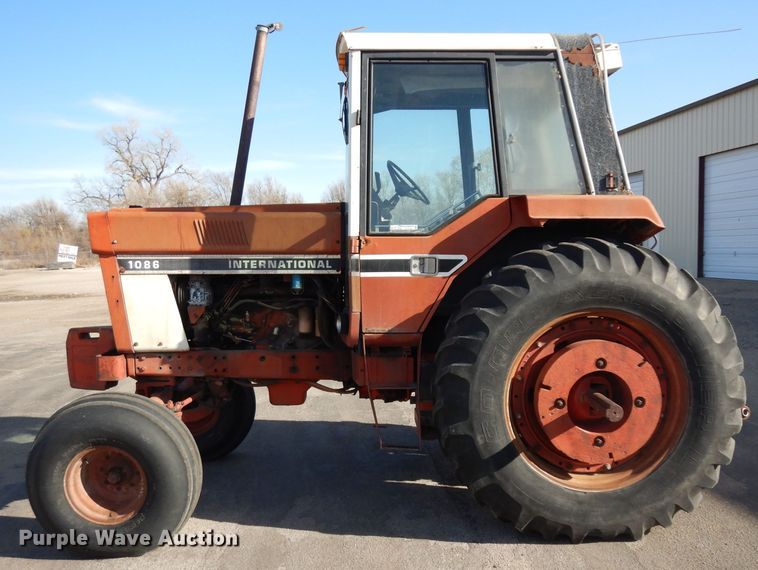 image for item EY9128 1976 International 1086  tractor