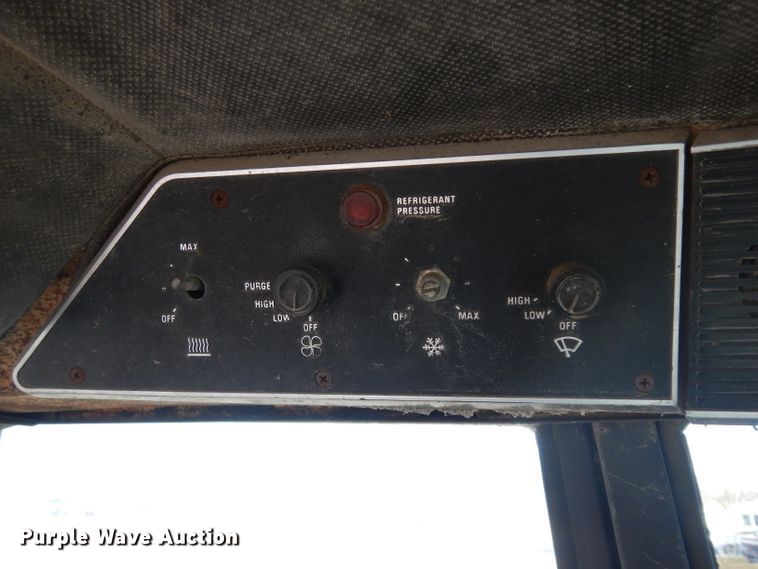 image for item EY9128 1976 International 1086  tractor