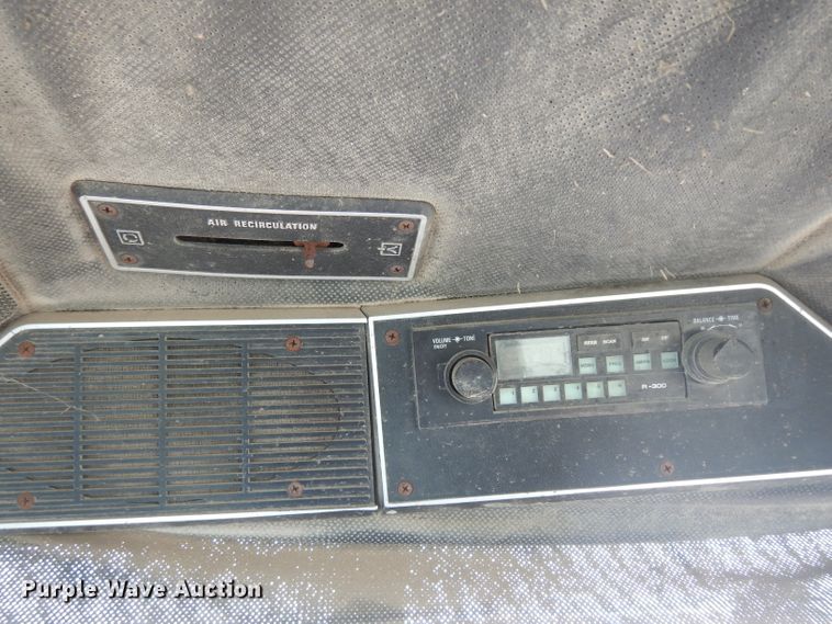 image for item EY9128 1976 International 1086  tractor