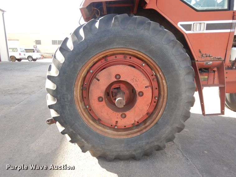 image for item EY9128 1976 International 1086  tractor