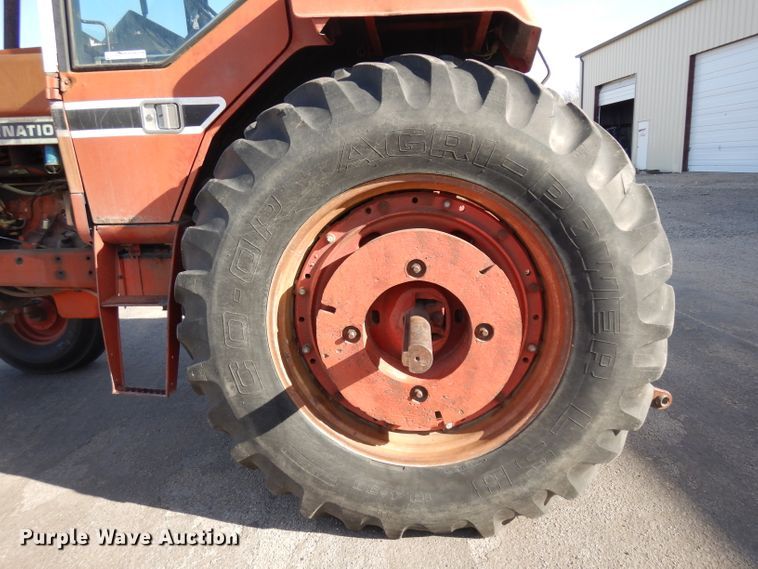 image for item EY9128 1976 International 1086  tractor