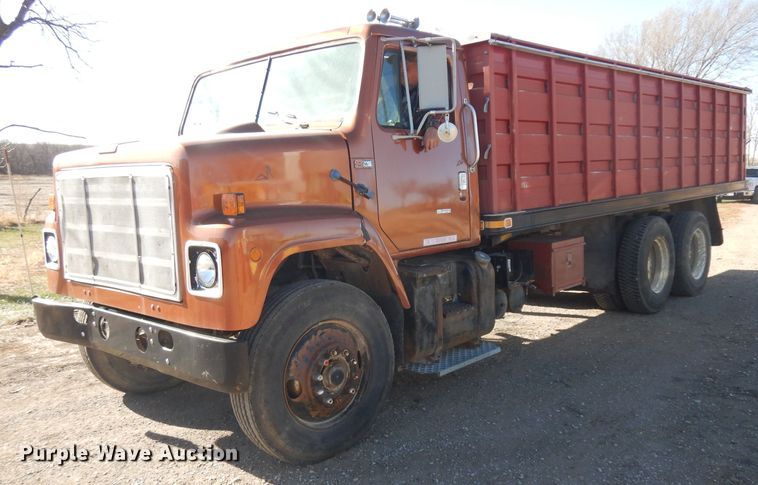 image for item EY9187 1980 International F2275  grain truck