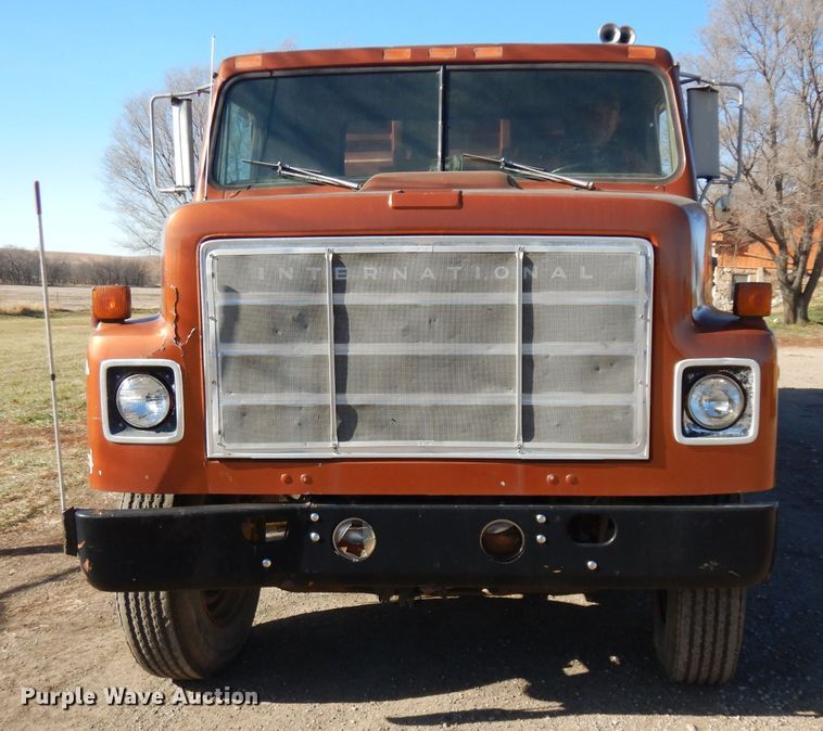 image for item EY9187 1980 International F2275  grain truck