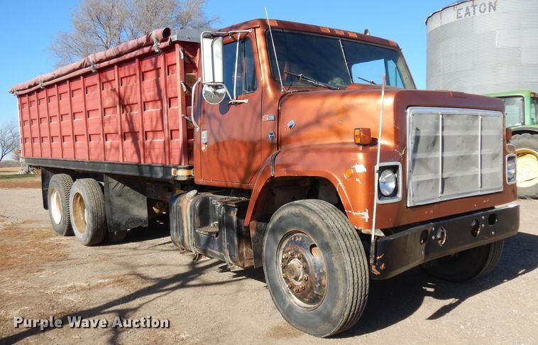 image for item EY9187 1980 International F2275  grain truck