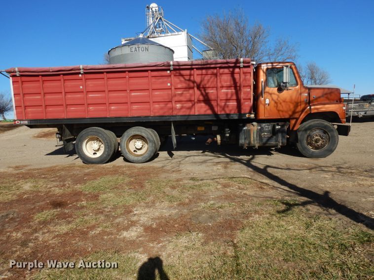image for item EY9187 1980 International F2275  grain truck