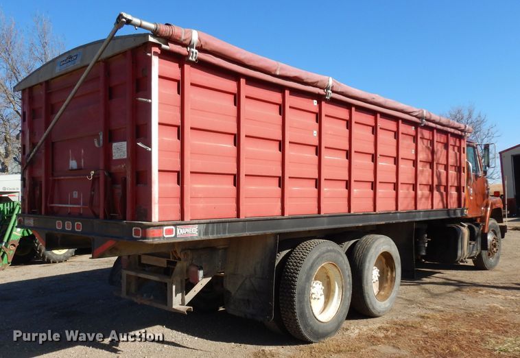 image for item EY9187 1980 International F2275  grain truck