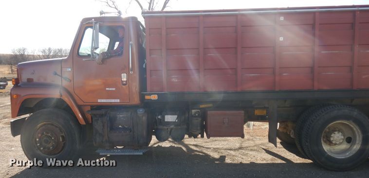 image for item EY9187 1980 International F2275  grain truck