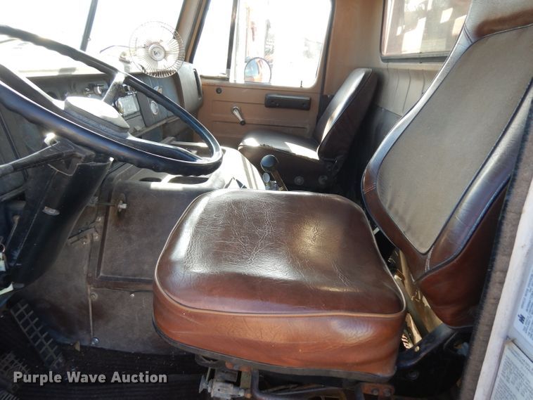 image for item EY9187 1980 International F2275  grain truck